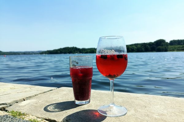 Das Foto zeigt Cocktails im Seaside Beach Baldeney in Essen