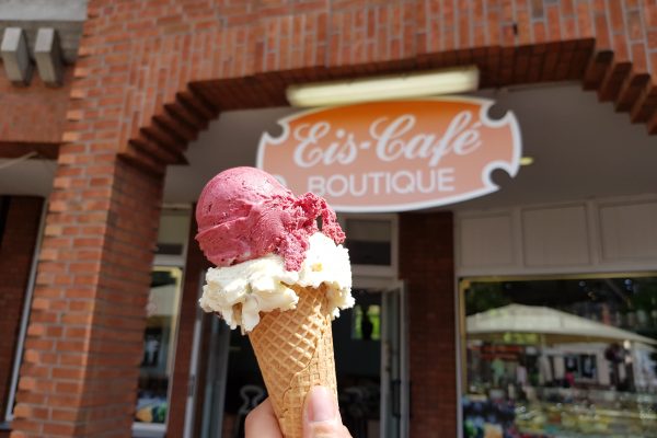 Das Foto zeigt ein Eis des Eis-Café Botique auf dem Altmarkt von Dinslaken