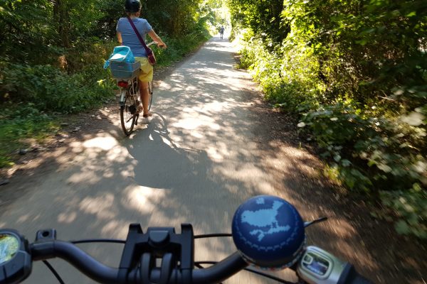 Das Foto zeigt eine Radfahrerin in Dinslaken