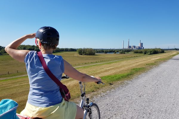 Das Foto zeigt Annika an der Emschermündung in Dinslaken