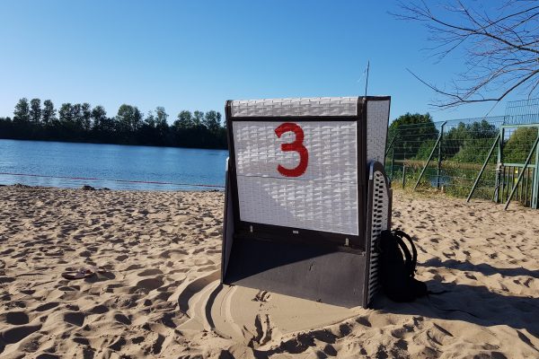 Das Foto zeigt einen Strandkorb im Strandbad Tenderingssee in Dinslaken