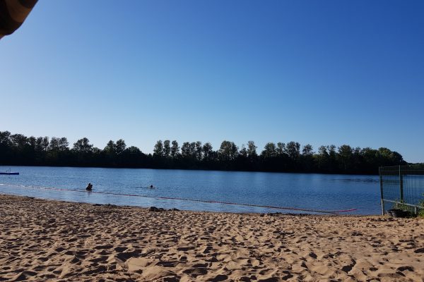 Das Foto zeigt das Strandbad Tenderingssee in Dinslaken