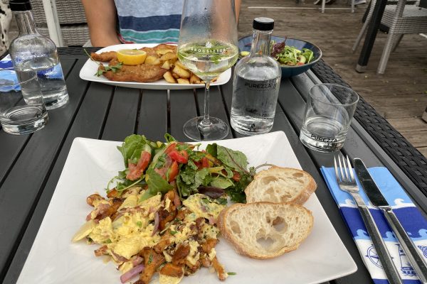 Das Foto zeigt zwei Gerichte in der See-Bar am Baldeneysee in Essen