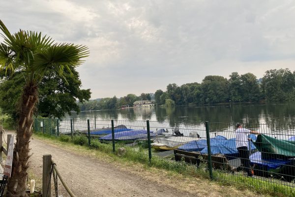 Das Foto zeigt den Ausblick von der See Bar auf den Baldeneysee in Essen