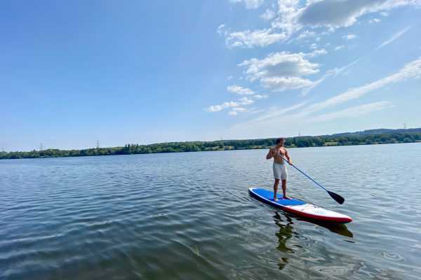 Das Foto zeigt einen Stand-up-Paddler auf dem Kemnader See in Bochum