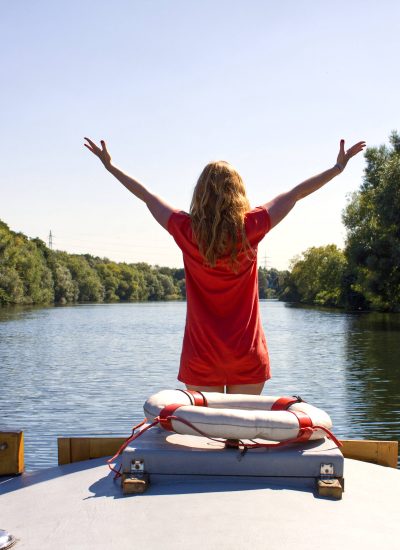 Das Bild zeigt Rebecca auf dem Haustretboot der Grünen Flotte Mülheim an der Ruhr