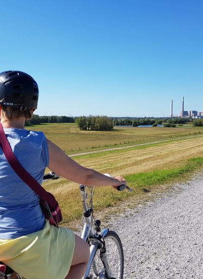 Das Foto zeigt Annika an der Emschermündung in Dinslaken