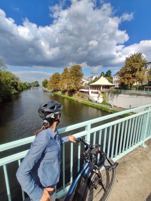 Das Foto zeigt Laura mit ihrem Fahrrad an der Tomate in Mülheim an der Ruhr