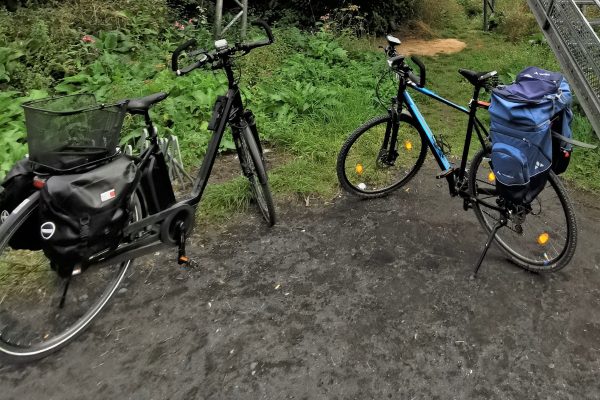 Das Foto zeigt ein E-Bike und ein Tourenrad