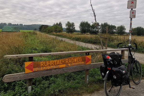 Das Foto zeigt einen Zwischenwegweiser des RuhrtalRadwegs