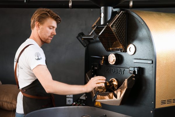 Das Foto zeigt den eindrucksvollen Kaffeeröster des Café Kijami in Witten