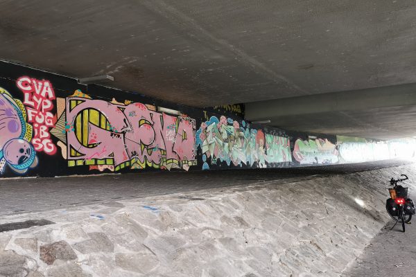 Das Foto zeigt ein Fahrrad unter einer Brücke am RuhrtalRadweg in Essen-Werden