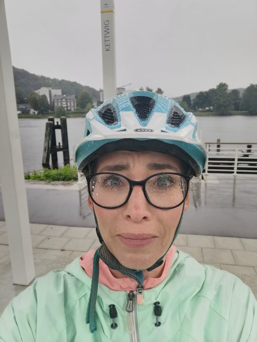 Das Foto zeigt Sandra am RuhrtalRadweg-Etappenziel in Essen-Kettwig