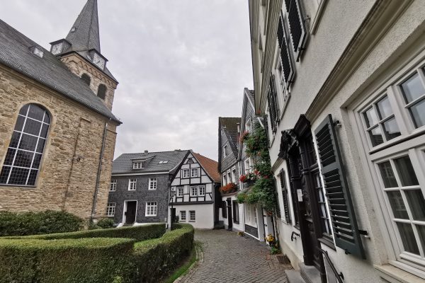 Das Foto zeigt den Kirchplatz in Essen-Kettwig