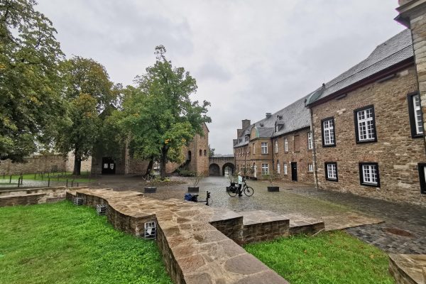 Das Foto zeigt den Innenhof des Schloss Broich in Mülheim an der Ruhr