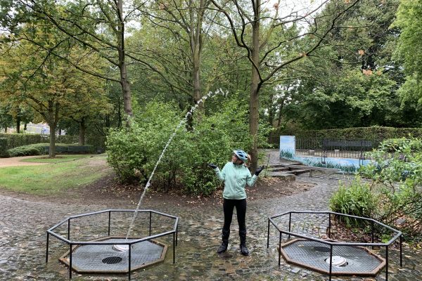 Das Foto zeigt Sandra auf dem Wasserspielplatz im Darlington Park in Mülheim an der Ruhr.