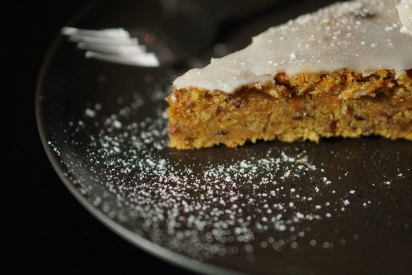 Das Foto zeigt ein Stück Möhrenkuchen im Café Kimaji in Witten