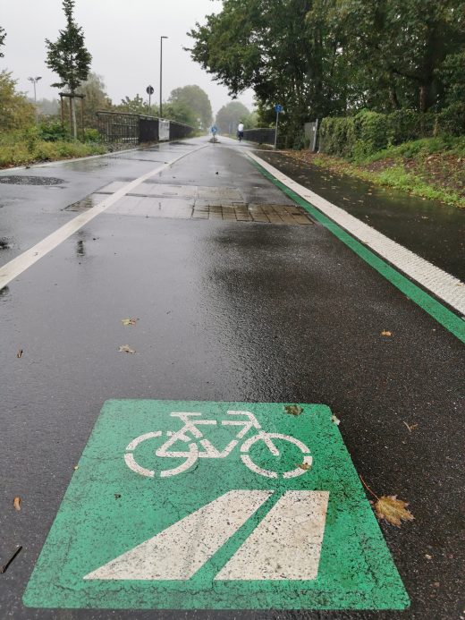 Das Foto zeigt eine Wegemarkierung des RS in Mülheim an der Ruhr