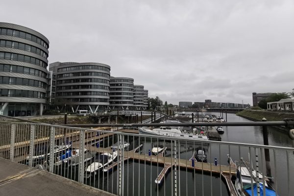 Das Foto zeigt den Innenhafen Duisburg