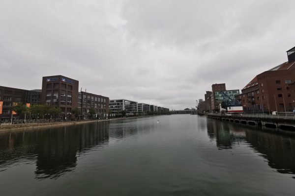 Das Foto zeigt den Innenhafen Duisburg