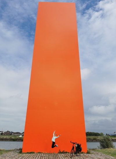 Das Foto zeigt Sandra an der Rheinorange in Duisburg, dem Ziel des RuhrtalRadwegs