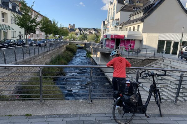 Das Foto zeigt den modernen Stadtkern von Meschede am Henneboulevard