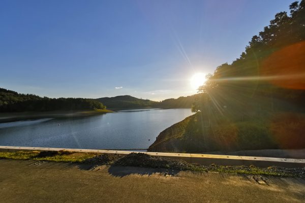 Das Foto zeigt einen Sonnenuntergang am Hennesee in Meschede