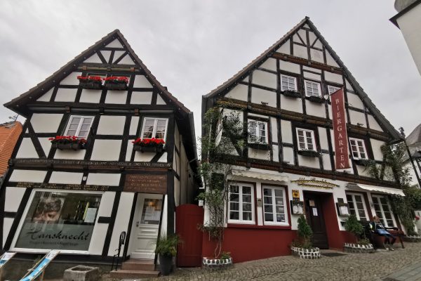 Das Foto zeigt Fachwerkhäuser im historischen Stadtkern von Arnsberg