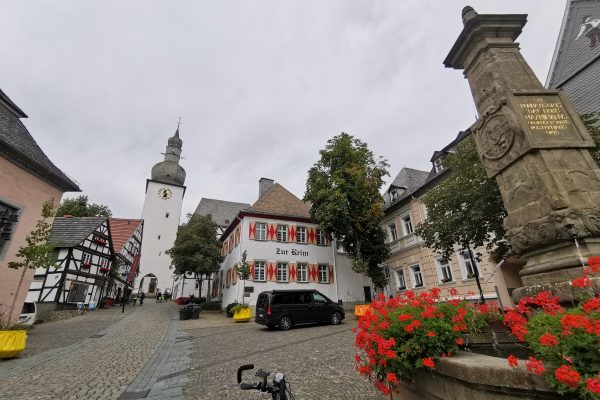 Das Foto zeigt den Glockenturm in der Altstadt von Arnsberg