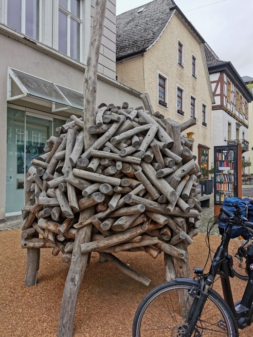 Das Foto zeigt ein Holzgebilde in der Altstadt von Arnsberg