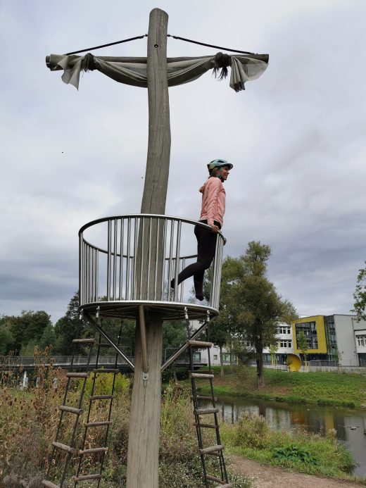 Das Foto zeigt Sandra als Fahrradpiratin in Arnsberg