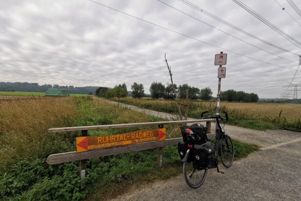 Das Foto zeigt einen Zwischenwegweiser des RuhrtalRadwegs in Fröndenberg