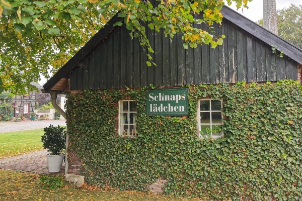 Das Foto zeigt das Schnapslädchen der Gutsbrennerei Bimberg in Iserlohn vom außen