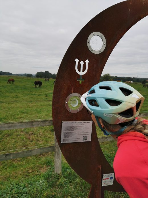 Das Foto zeigt Sandra auf dem Planetenweg des RuhrtalRadwegs in Schwerte