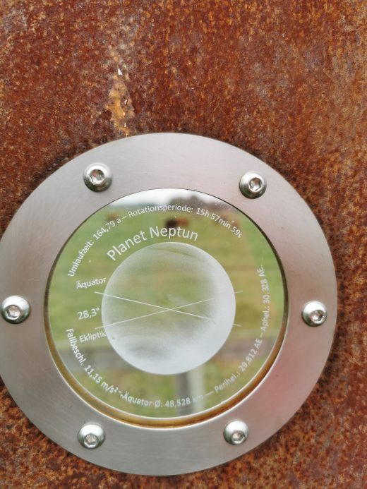 Das Foto zeigt eines von 11 Planetenmodellen des Planetenwegs auf dem RuhrtalRadweg in Schwerte
