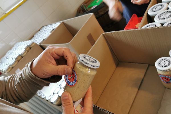 Das Foto zeigt Handarbeit in der Schwerter Senfmühle