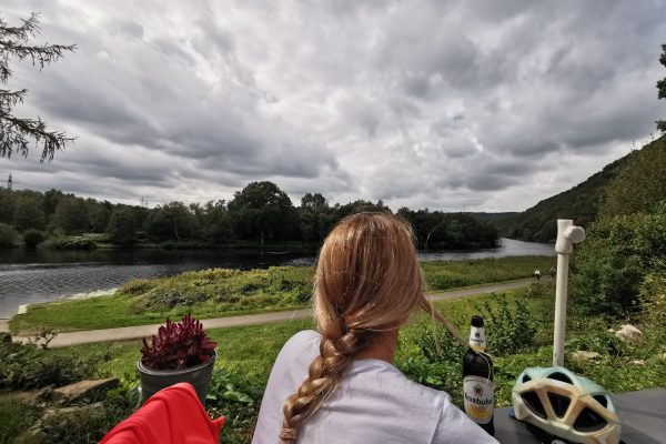 Das Foto zeigt Sandra im Natur-Biergarten zur Lennemündung