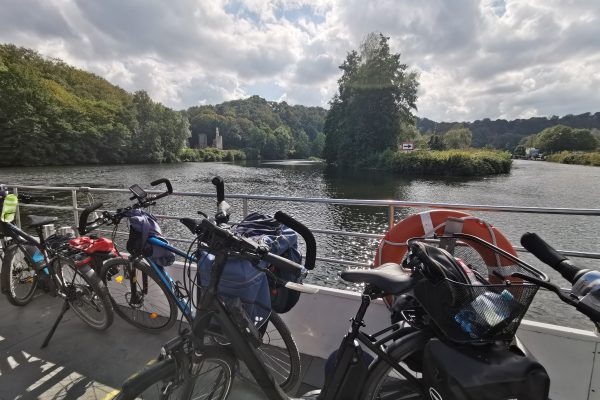 Das Foto zeigt Fahrräder auf der Ruhrtalfähre Hardenstein in Witten