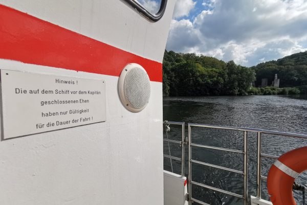 Das Foto zeigt ein lustiges Schild auf der Ruhrtalfähre Hardenstein in Witten