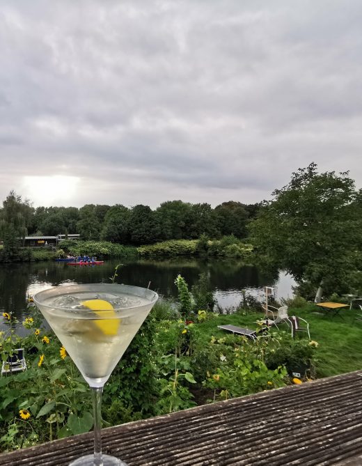 Das Foto zeigt einen Aperitiv im Picasso in Witten mit Blick auf die Ruhr