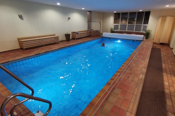 Das Foto zeigt Sandra im Pool des Wald & Golfhotels Lottental in Bochum