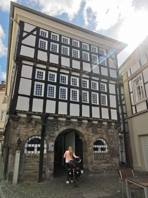 Das Foto zeigt Sandra in der historischen Altstadt von Hattingen