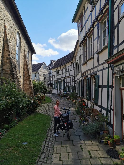 Das Foto zeigt Sandra in der historischen Altstadt von Hattingen