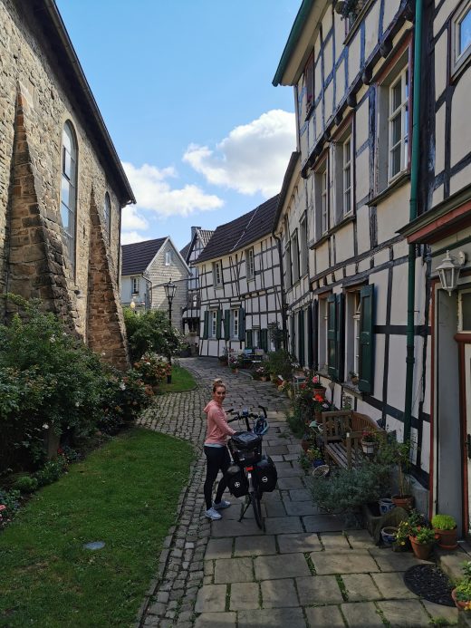 Das Foto zeigt Sandra in der historischen Altstadt von Hattingen