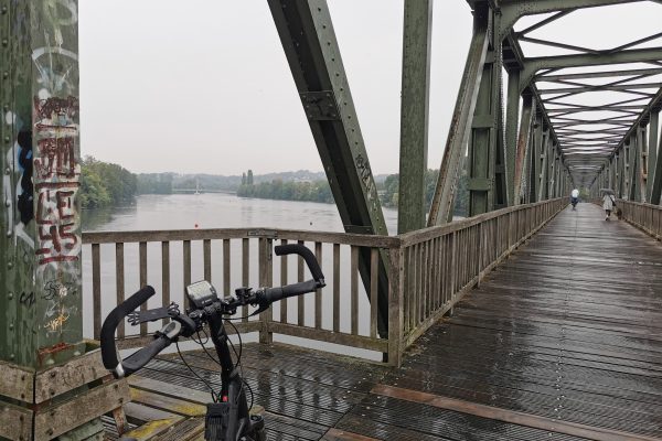 Das Foto zeigt den RuhrtalRadweg am Baldeneysee in Essen