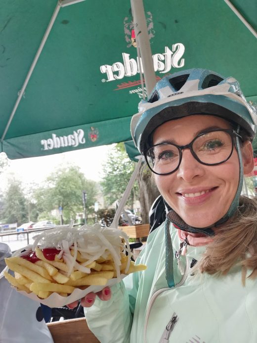 Das Foto zeigt Sandra mit Pommes spezial an der Lieblingsbude des Haus Scheppen in Essen