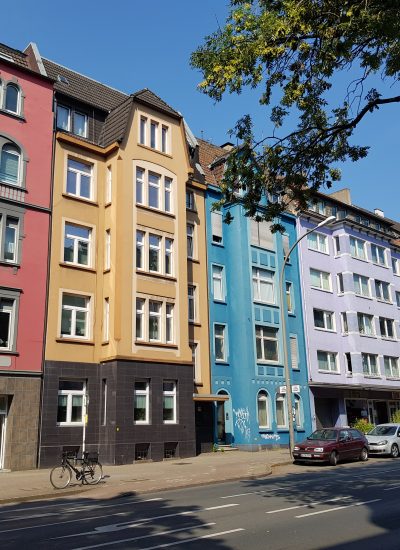Das Foto zeigt bunte Häuserfassaden im Kreuzviertel Dortmund