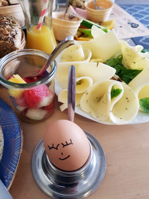 Das Foto zeigt Frühstück im Oma Rose Café im Kreuzviertel Dortmund