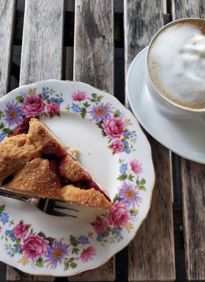 Das Foto zeigt einen Cappuccino und ein Stück Kuchen