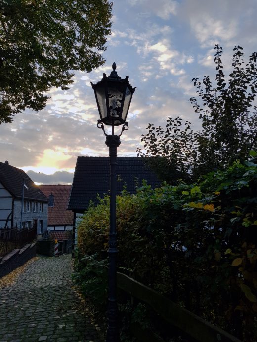 Das Foto zeigt der Laternenpfad, der durch die Schwerter Altstadt führt